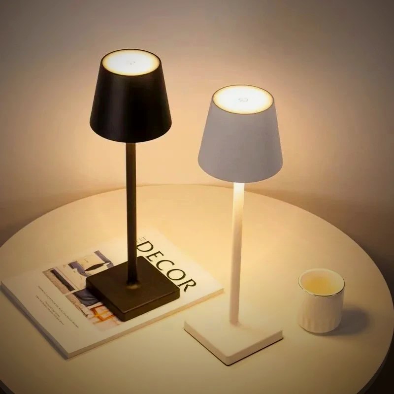 Marin lamp in black and white on a round table