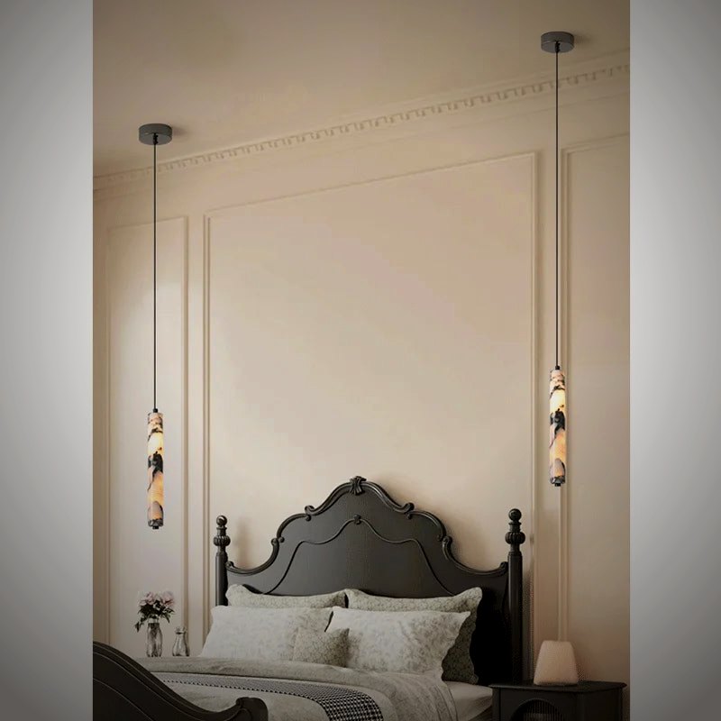 Stele pendant marble veining detail
